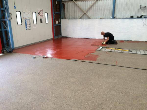 Laying a resin floor at a forestation